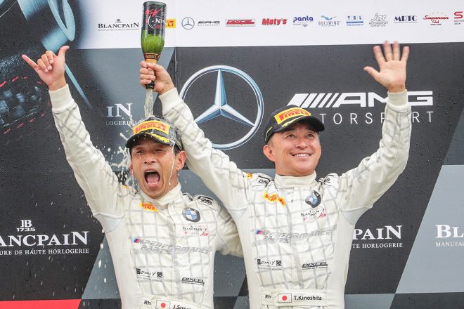 81号車BMWをドライブする砂子塾長と木下隆之