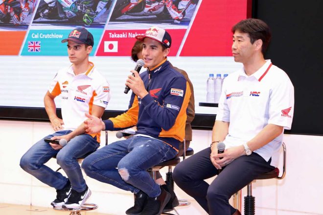 レプソル・ホンダ・チームのマルケス、ペドロサ、HRCの桒田哲宏レース運営室室長