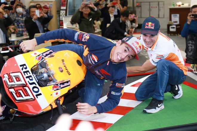 RC213Vに跨り会場を湧かせたマルケスとペドロサ