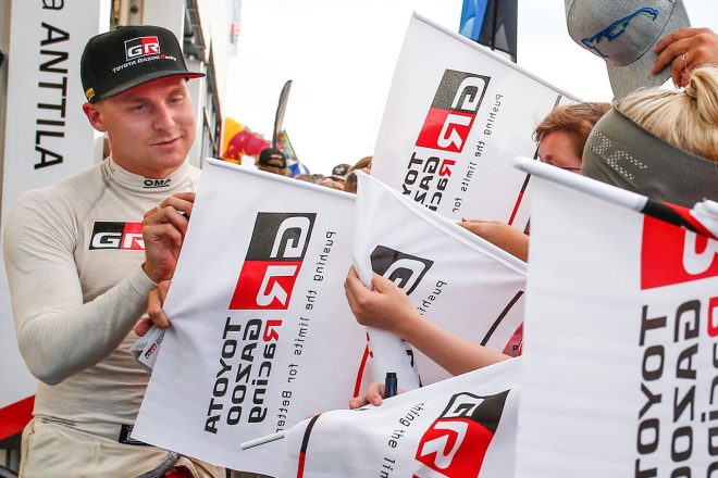 2018年のラリー・フィンランドでサインに応じるエサペッカ・ラッピ
