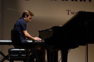 ザルコが演奏したのはフランス映画のなかの音楽だという。さしものMotoGPライダーも、少々緊張したとか