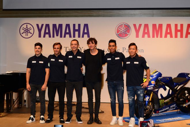 MotoGPライダーとMotoGPマシンYZR-M1、ピアニストとグランドピアノが壇上に並んだ