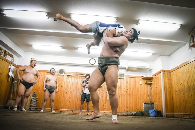 力士に軽々と持ち上げられたホルヘ・マルティン