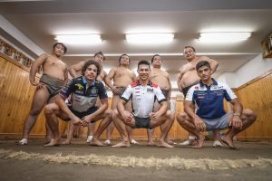 相撲を体験したフランコ・モルビデリ(左)、中上貴晶(中)、ホルヘ・マルティン(右)