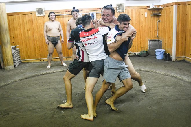 最後は3人で力士に挑むも、押し出すことはできなかった