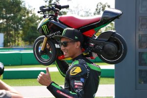 EVバイクを持ち上げるハフィス・シャーリン