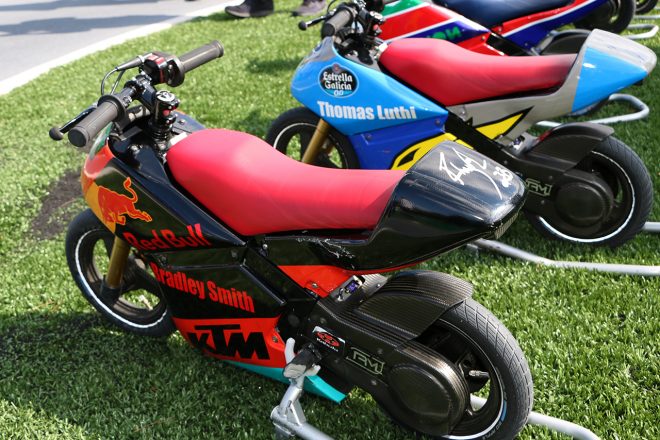 レース後、MotoGPライダーたちがEVバイクにサインを書いた