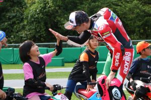 子どもとハイタッチするアレイシ・エスパルガロ