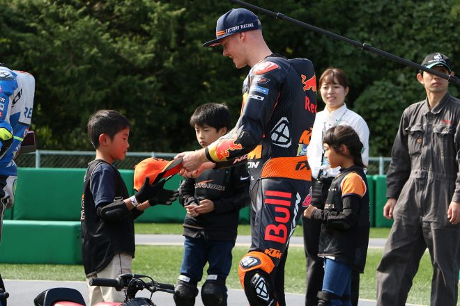 子どもにサインをするブラッドリー・スミス