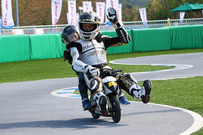 レース後、子どもとウイニングランするアルバロ・バウティスタ