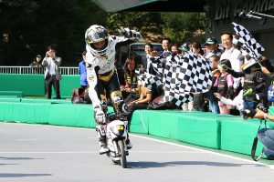 トップでチェッカーを受けるアルバロ・バウティスタ