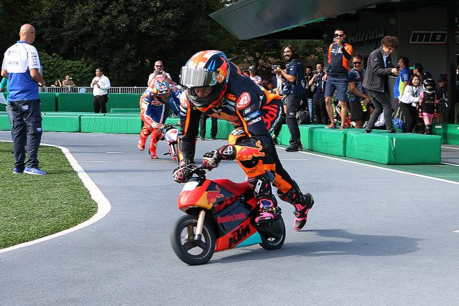 モトレーサーをキックボートのように扱うブラッドリー・スミス