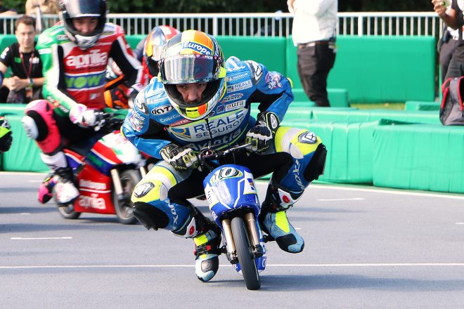 体を伏せてストレートスピードを上げようと試みるハビエル・シメオン