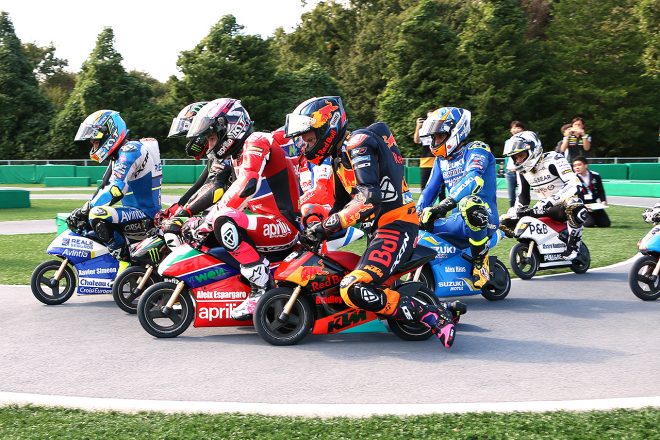 1コーナーではサイド・バイ・サイドの争いに