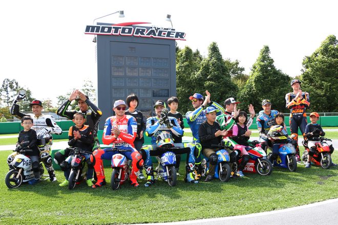子供たちと記念撮影をするMotoGPライダーたち