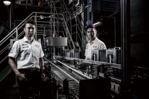 Mobile1の鶴見潤滑油工場全体を見て回った中嶋一貴と小林可夢偉