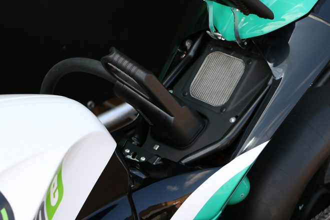 充電ソケットはシート下に備わっている