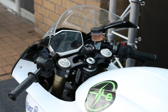 MotoE車両 エネルジカ・エゴ・コルセのハンドル回り