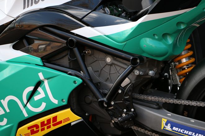 フレームの隙間からモーターと思われるものが見える