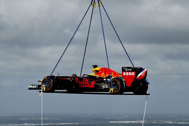 デビッド・クルサードが高層ビルの屋上でドーナツターン