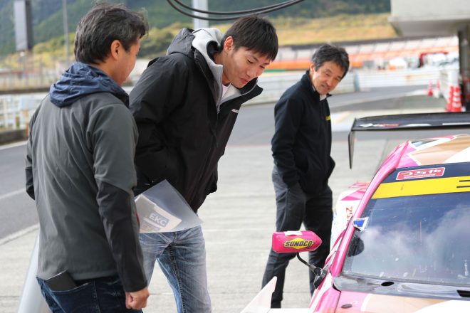 HOPPY 86 MCをチェックするUPGARAGE 86 MCの小林崇志