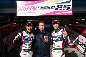 GT300ポールポジションを獲得したHOPPY 86 MCの坪井翔(左)と松井孝允(右)、土屋武士監督(中央)