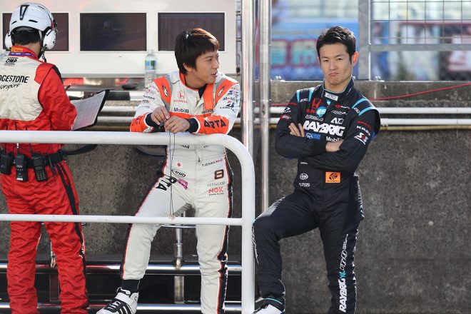 伊沢拓也（左／ARTA NSX-GT）と山本尚貴（右／RAYBRIG NSX-GT）