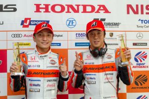 GT500クラスのポールポジションを獲得したARTA NSX-GTの野尻智紀(左)と伊沢拓也(右)