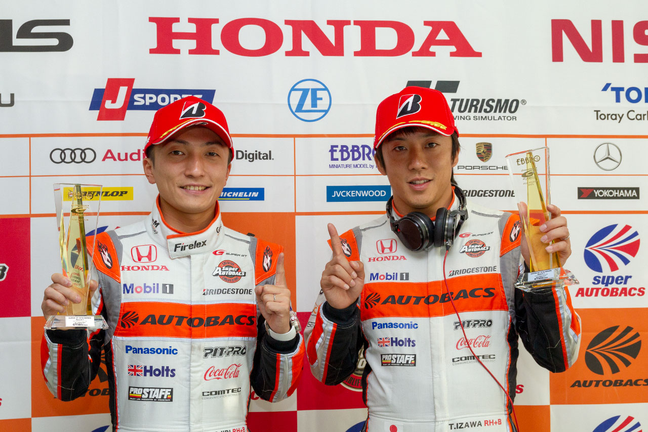 GT500クラスのポールポジションを獲得したARTA NSX-GTの野尻智紀（左）と伊沢拓也（右）
