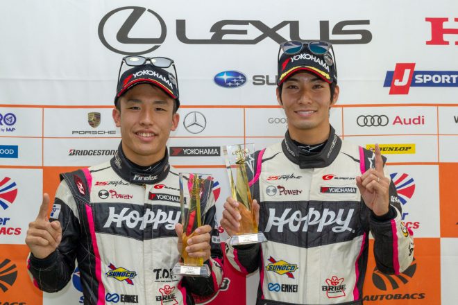 GT300クラスのポールポジションを獲得した坪井翔と松井孝允（HOPPY 86 MC）