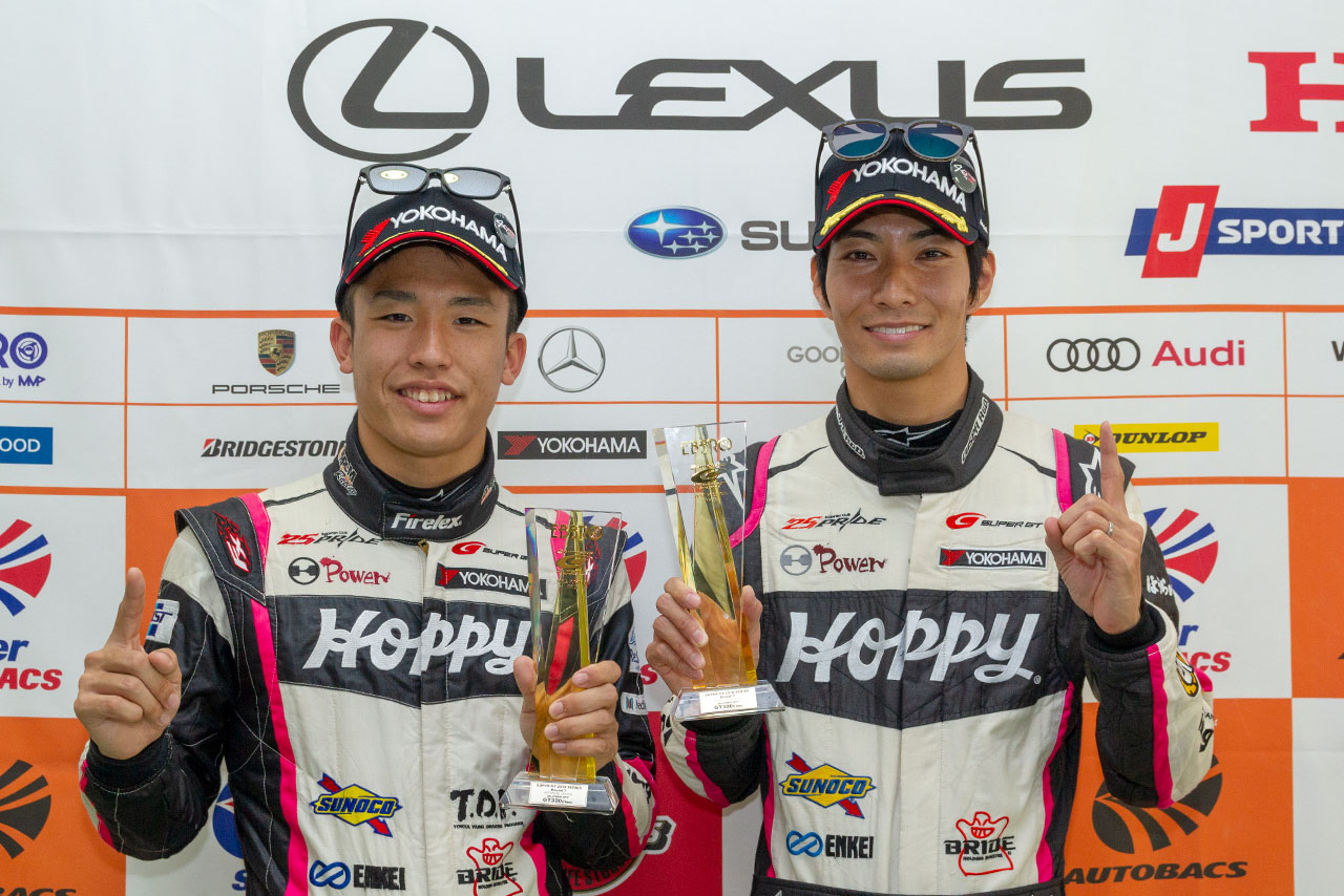 GT300クラスのポールポジションを獲得した坪井翔と松井孝允（HOPPY 86 MC）