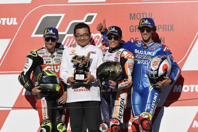 MotoGP日本GPの表彰台にマルク・マルケスと登ったホンダ八郷隆弘社長