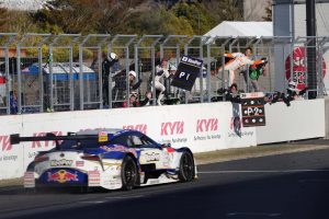 チームから祝福をうけながらゴールを駆け抜けるKeePer TOM’S LC500