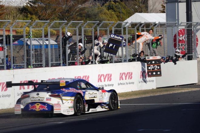 チームから祝福をうけながらゴールを駆け抜けるKeePer TOM’S LC500