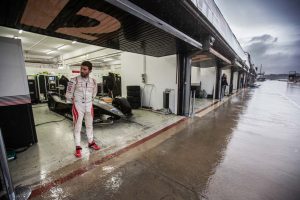 ガレージからコース状況を窺うホセ-マリア・ロペス(ジェオックス・ドラゴン)