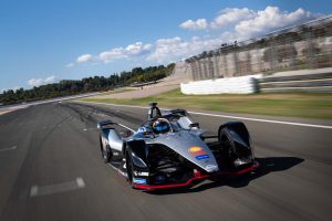 セバスチャン・ブエミのドライブでスペインのバレンシア・サーキットを走行するニッサンIM01