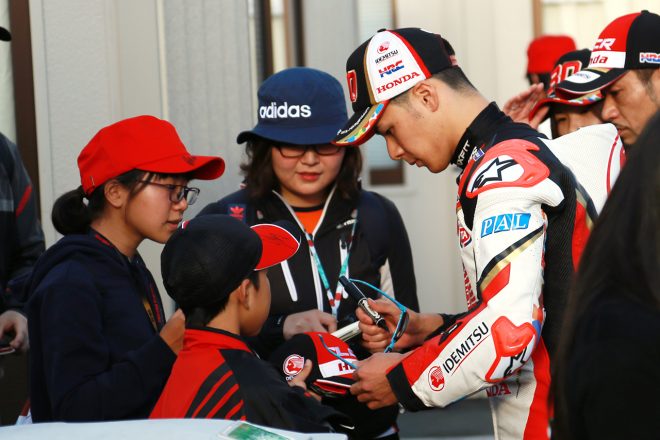 サインに応じる中上貴晶