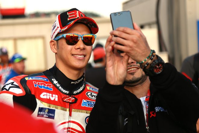 写真撮影に応じる中上貴晶