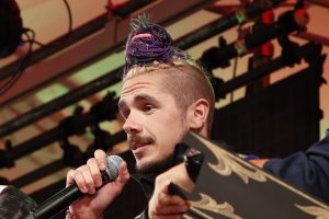 奇抜な髪形で登場したスコット・レディング