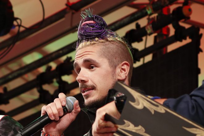 奇抜な髪形で登場したスコット・レディング