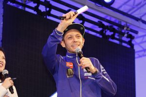 前夜祭でライトスティックを振るバレンティーノ・ロッシ