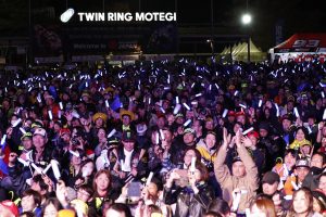 ヤマハファクトリーライダーのふたりが登場したときは会場が青い光に包まれる