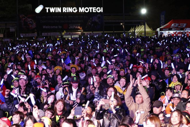 ヤマハファクトリーライダーのふたりが登場したときは会場が青い光に包まれる