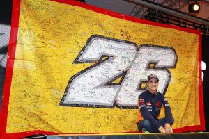 メッセージフラッグの前に座るダニ・ペドロサ