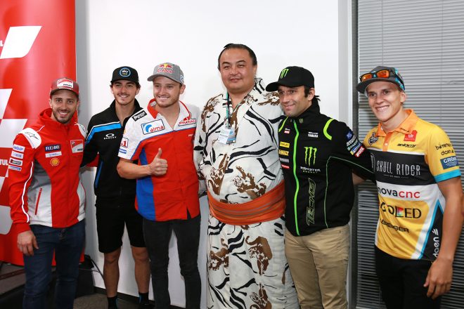 力士とともに写真を撮るMotoGPライダーたち