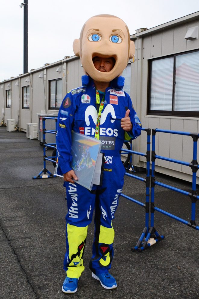 クオリティが高いロッシに似せた被り物を身に着けるファン