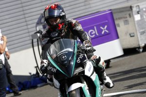 MotoE車両を走らせる原田哲也