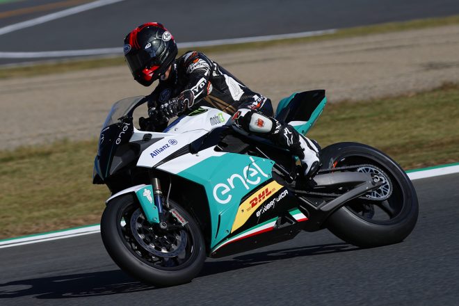 MotoE車両を走らせる原田哲也