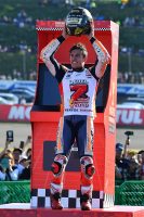 ゲームをクリアしてチャンピオンヘルメットを手にするマルク・マルケス