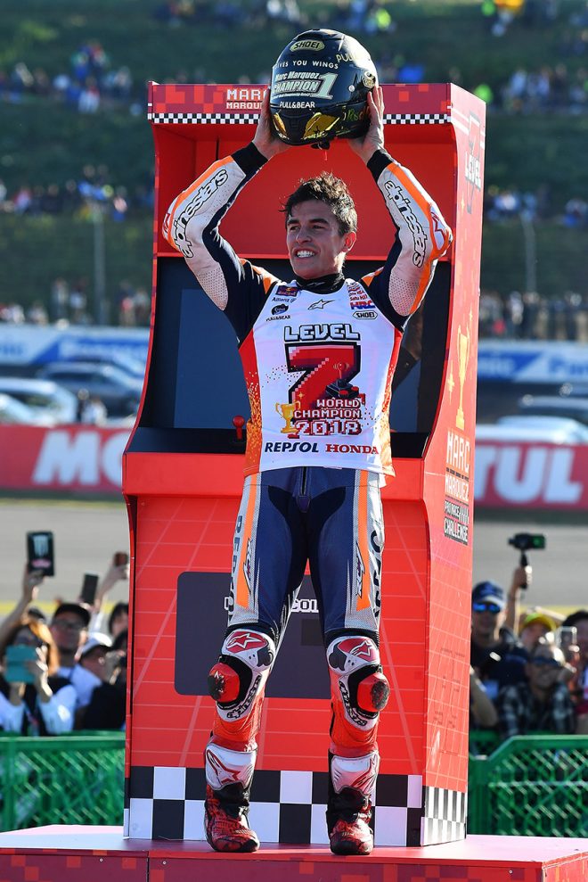 ゲームをクリアしてチャンピオンヘルメットを手にするマルク・マルケス